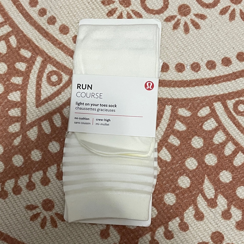 NWT lululemon athletica Run Course Crew-High Socks in White light on your toes M
